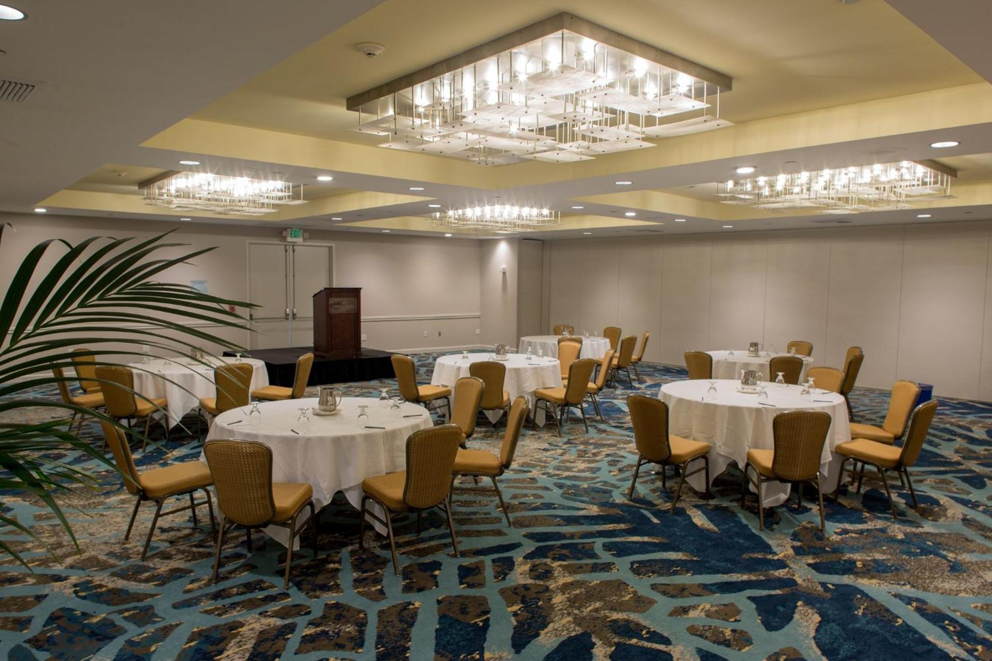 Crowne Plaza By Ihg Hotel 4*